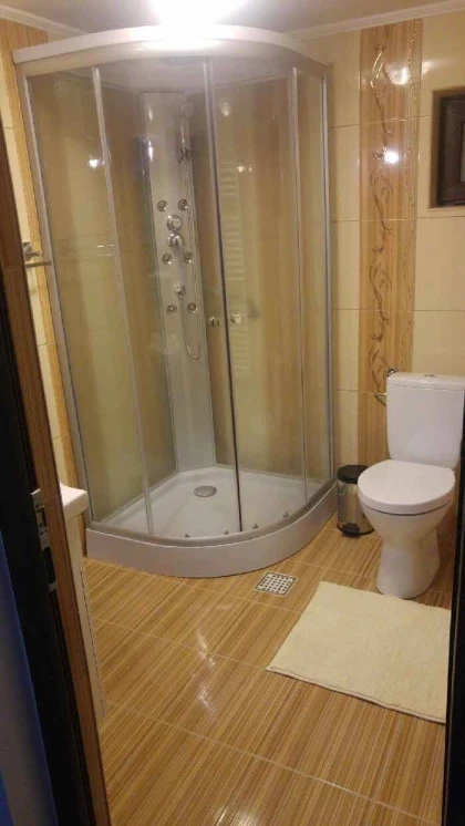 Baie_cu_cabina_de_dus.webp