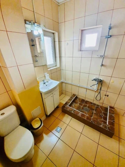 Baie_moderna_cu_dus.webp