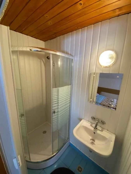 Baie_cu_cabina_de_dus.webp
