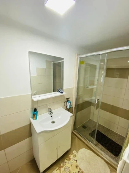 Baie_Moderna_cu_Dus.webp