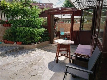 casa_Cerbului_Azuga_Curte.webp