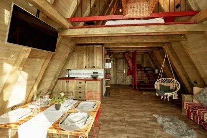 Bucatarie_inclusa_in_living_si_dormitor_in_mansarda.webp