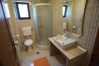 Baie_moderna_cu_Dus.webp