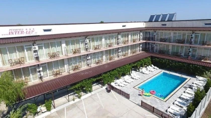 Piscina_si_spatiul_interior.webp
