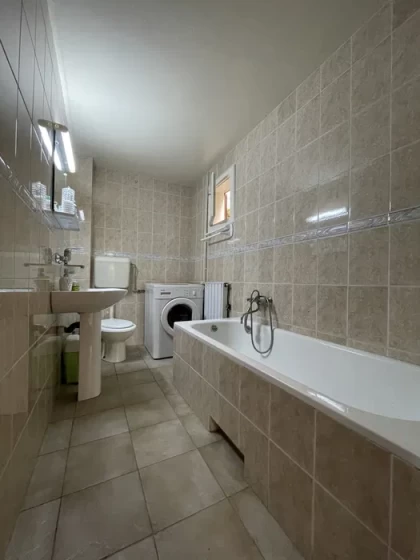 Baie_Moderna_cu_Cada.webp