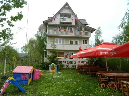 Vila Tom Cris Gradina cu terasa si loc de joaca