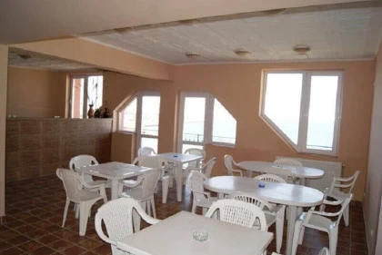 Bar cu bucatarie