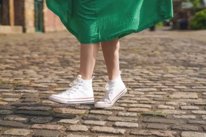 Cum porți sneakerșii cu rochii și fuste pentru un look relaxat