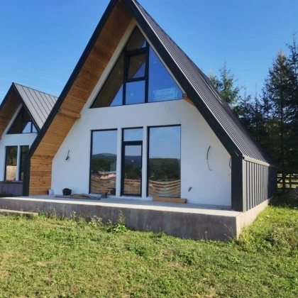 Cabana din lemn de vanzare in zona montana din Romania
